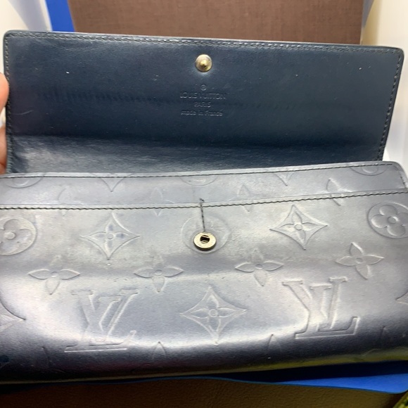 LOUIS VUITTON
Monogram Vernis “Greene” Lavender Cell Phone Holder - Picture 7 of 11